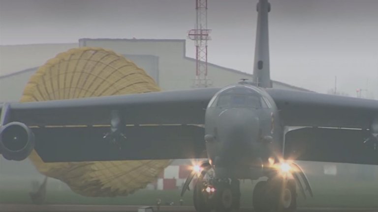 САЩ струпват тежки бомбардировачи в Англия (снимки)