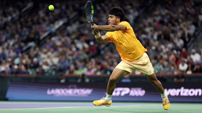 Алкарас потрепери и даде сет, преди да прекрачи в осминафиналите