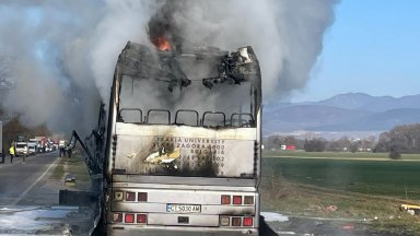 Автобус се запали на главния път между Стара Загора и Казанлък (видео)