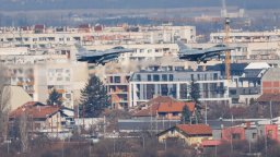 Български изтребители F-16 летяха ниско над София, било учение (снимки/видео)