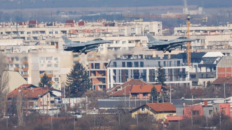 Български изтребители F-16 летяха ниско над София, било учение (снимки)