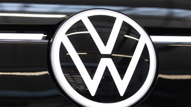 Volkswagen съкращава 50 000 работни места след срив на печалбите с почти 50%