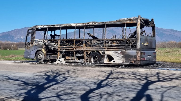 Пламналият край Стара Загора автобус возел 27 студенти по медицина, шофьорът ги спасил