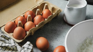 Не изхвърляйте кората за яйца. Тя може да запази чесъна свеж с месеци
