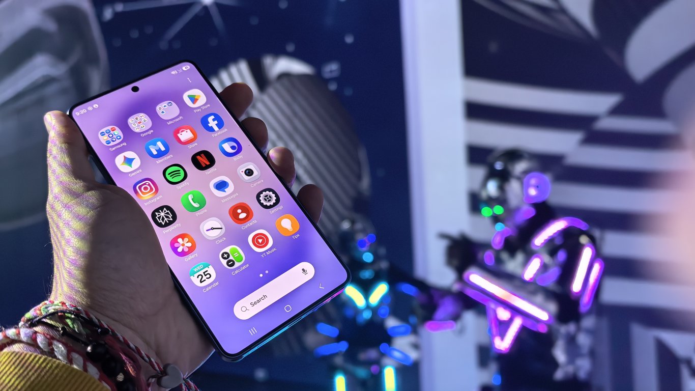 Екраните са с AMOLED панел от най-върхово ниво