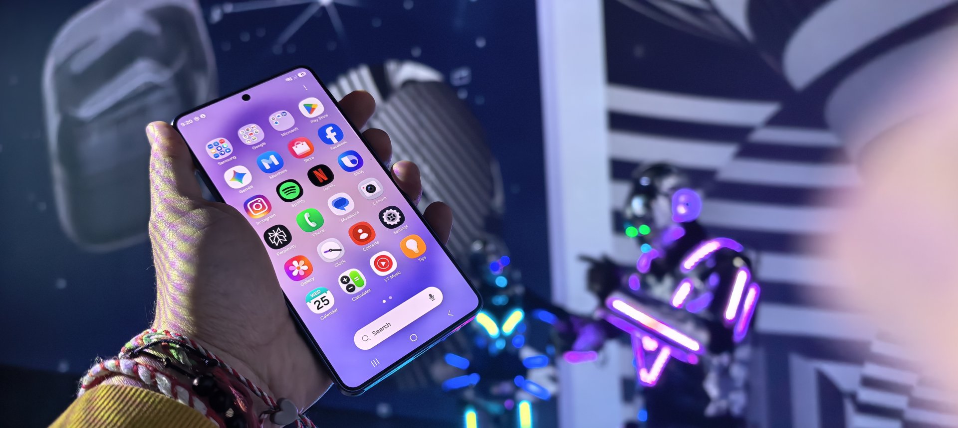 Екраните са с AMOLED панел от най-върхово ниво