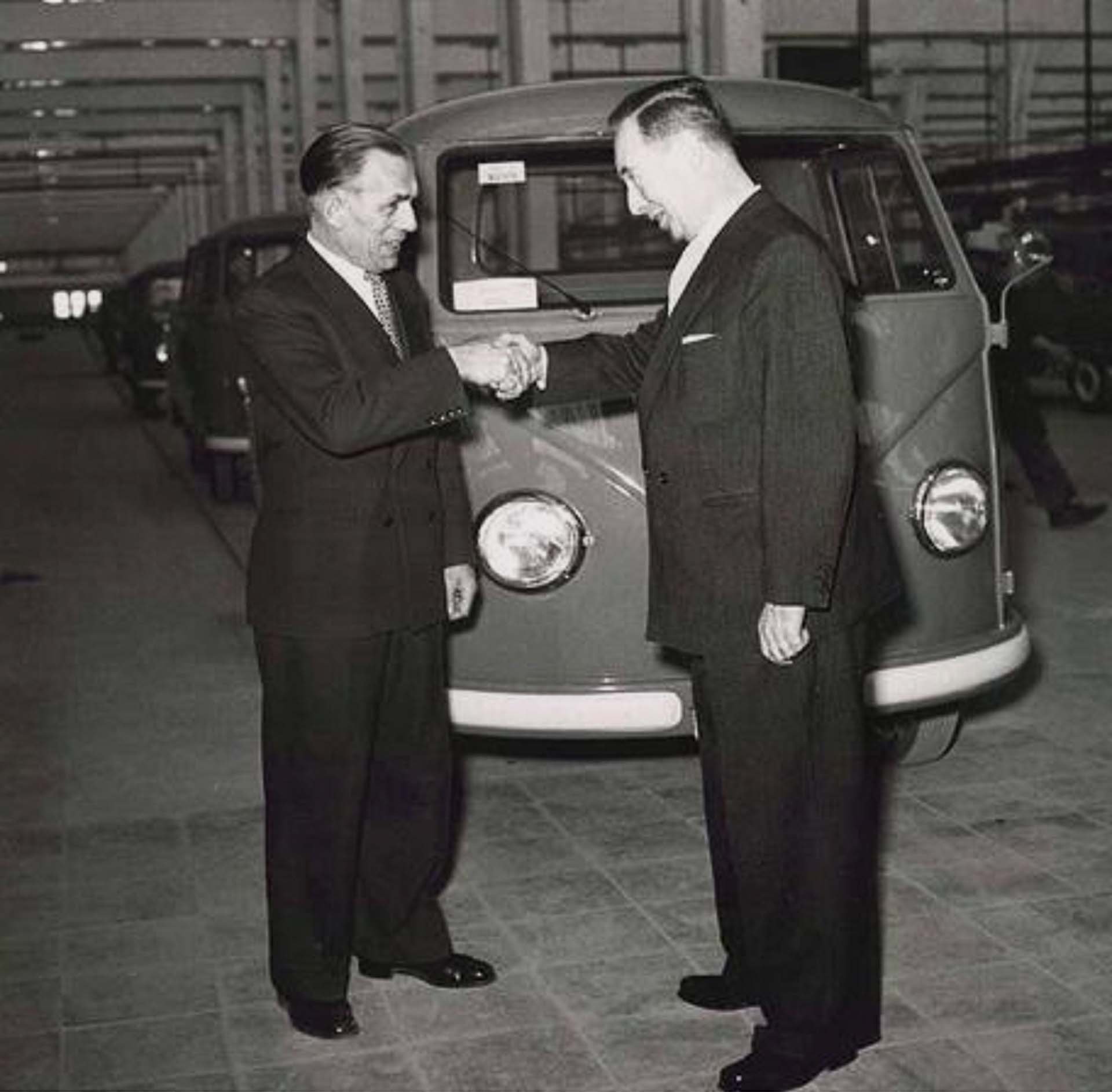 На 8 март 1956 година тогавашният директор на завода Ото Хьоне (вляво) връчва официално първия произведен Т1 на Вили Дост - дилър на Volkswagen от Хилдесхайм