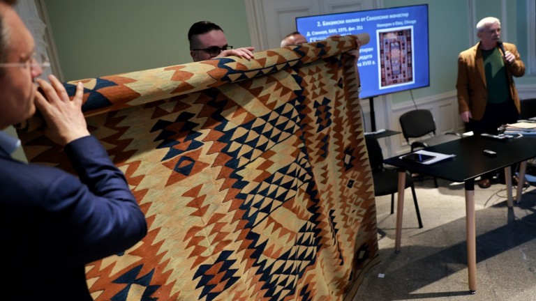 Показаха най-стария документиран български килим и още четири ценни екземпляра в ИЕФЕМ – БАН