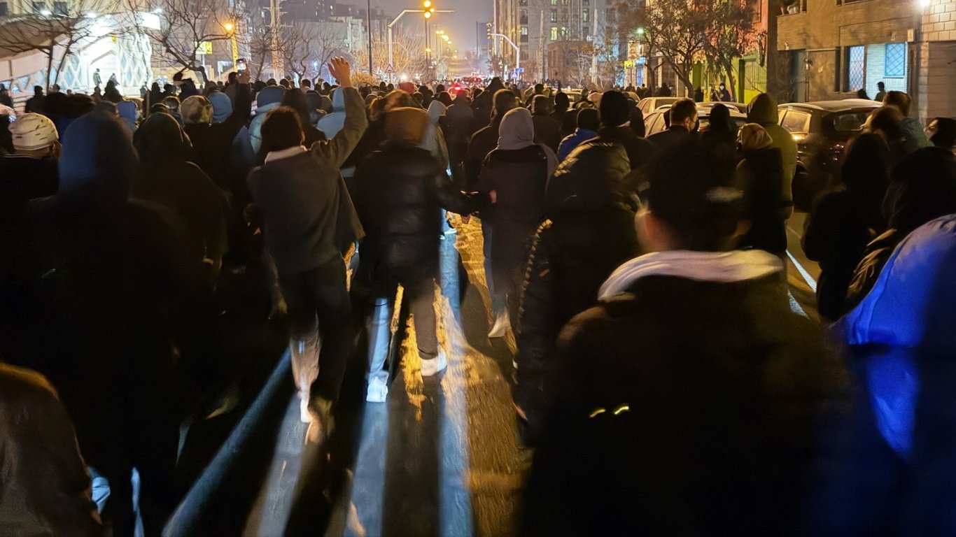 Иран предупреди протестиращите, че силите за сигурност "държат пръста си на спусъка"