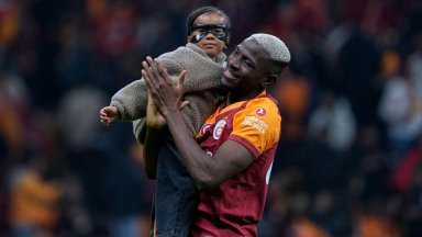 Феновете на Галатасарай разплакаха Осимен със страхотна хореография