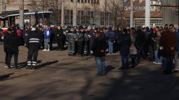  "С 950 евро не се живее": Служителите в столичния градски транспорт пак на протест (снимки)