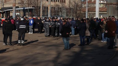  "С 950 евро не се живее": Служителите в столичния градски транспорт пак на протест (снимки)