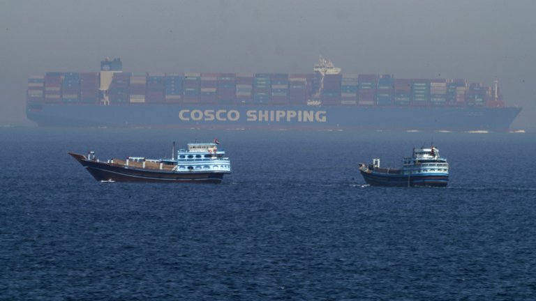 Турски кораб премина успешно през блокирания от Иран Ормузки проток, още 800 чакат