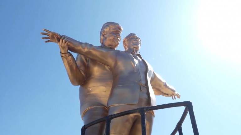 Артистите зад премахнатата статуя на Доналд Тръмп и Джефри Епстийн поставиха нова във Вашингтон