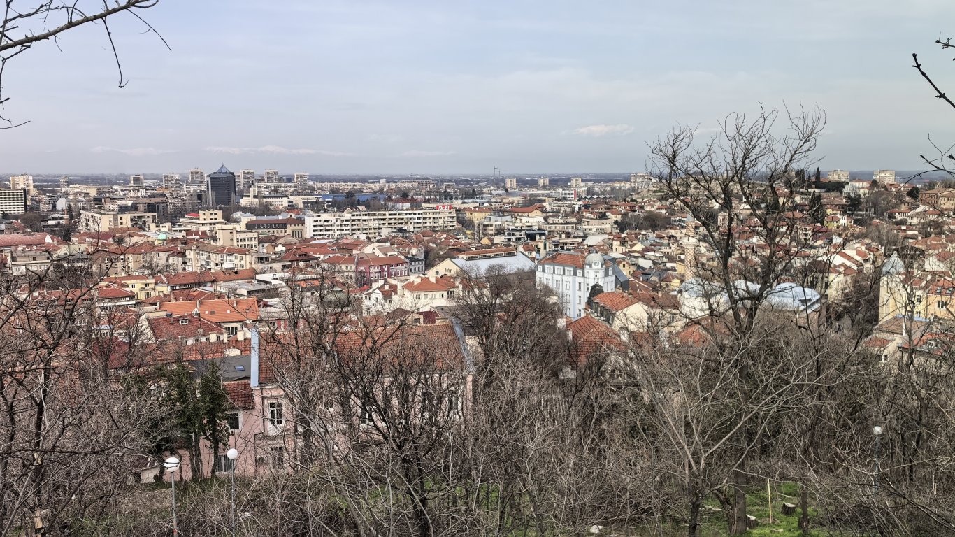 Снимка без зуум на Пловдив с Huawei nova 14 Pro