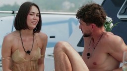 Екзотичната Алия без бански на яхта с ергена Марин