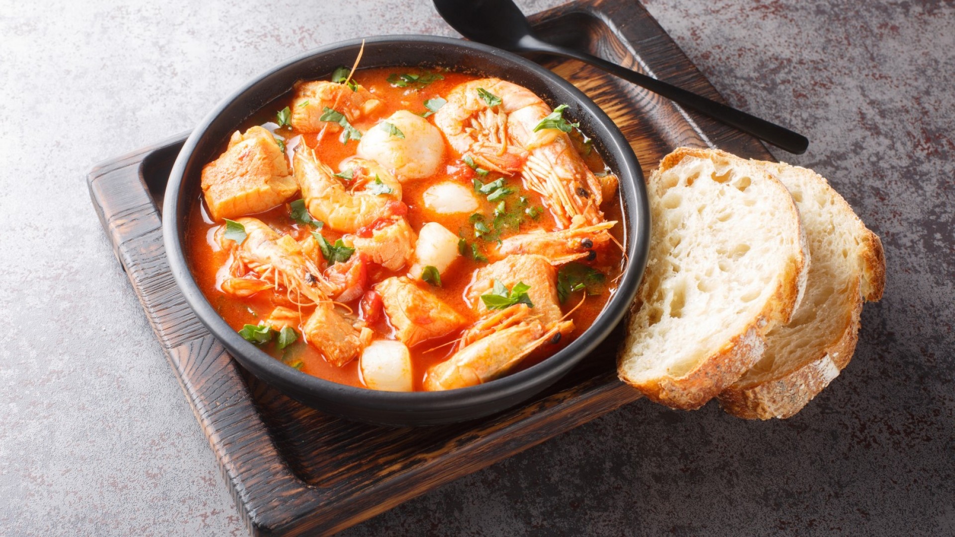 По испански: Рибена яхния със скариди и нахут 