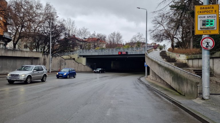 Стационарна камера засича скоростта в подлеза на улица "Гладстон" в Пловдив
