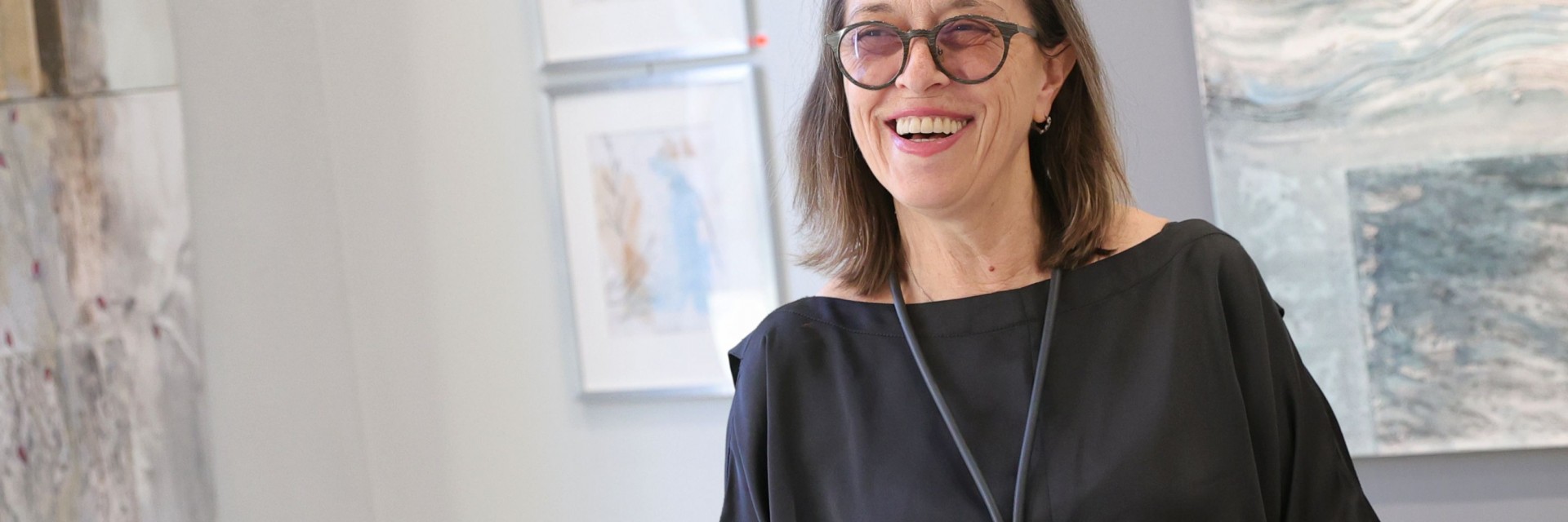 С новата си изложба Albedo Даниела Русева потапя бургаската публика в алхимия на бялото и пречистването