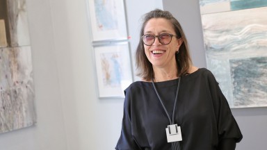 С новата си изложба Albedo Даниела Русева потапя бургаската публика в алхимия на бялото и пречистването