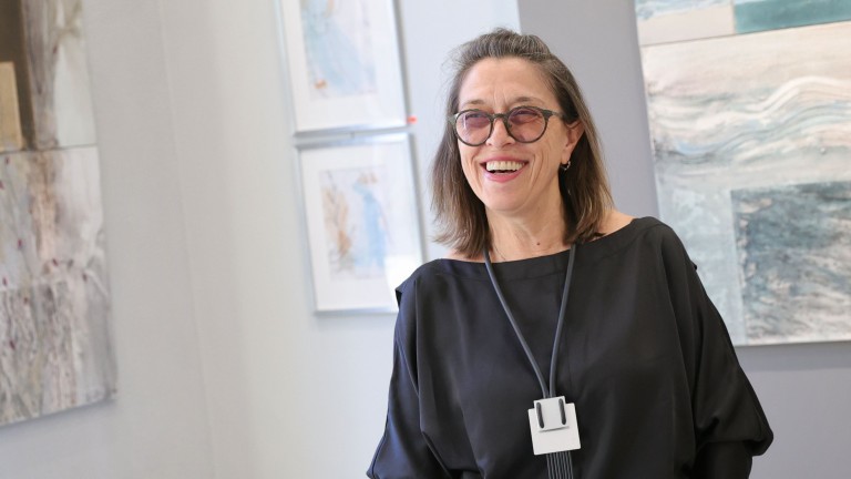 С новата си изложба Albedo Даниела Русева потапя бургаската публика в алхимия на бялото и пречистването