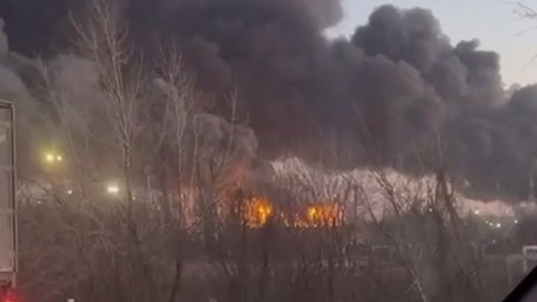 Украински дрон предизвика огромен пожар в руска петролна база (видео)