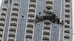 Експлозии в жилищен квартал, евакуация на банки и дронове по хотел и летището в Дубай