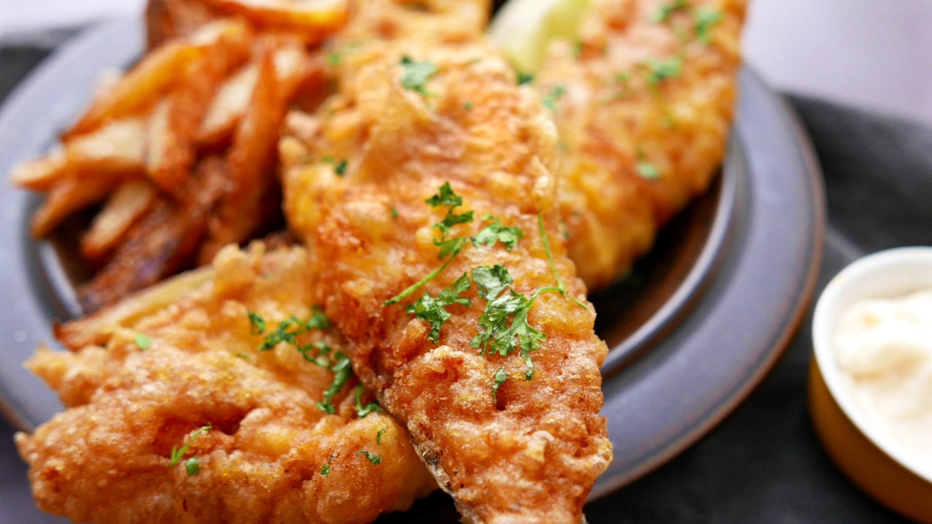 Хрупкава бяла риба в пикантна панировка с къри картофки