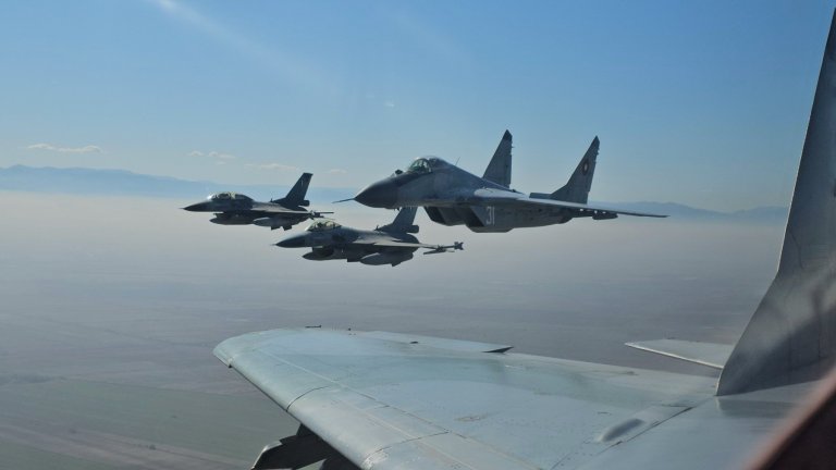 Български МиГ-29 и гръцки F-16 проведоха съвместни тренировъчни полети (снимки)