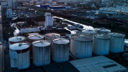 САЩ разрешиха търговията с руски петрол за месец