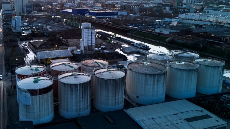 САЩ разрешиха търговията с руски петрол за месец