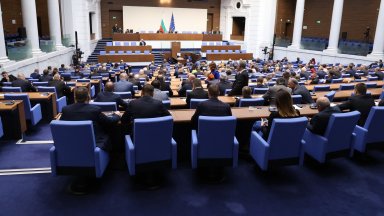 Парламентът поиска от кабинета спешни мерки срещу енергийния ценови шок