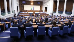 След "уйдурма", "политическа алчност" и "опорки": Първо "да" в зала за удължителния бюджет