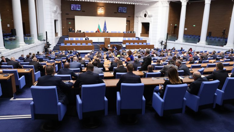 След "уйдурма", "политическа алчност" и "опорки": Първо "да" в зала за удължителния бюджет