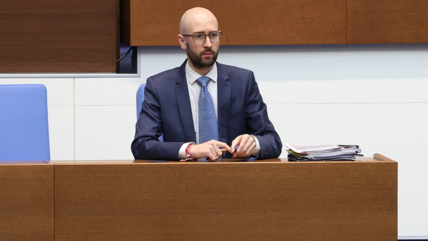 Финансовият министър представи отчет за изпълнението на бюджета пред Народното събрание
