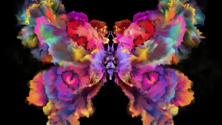 Художник извайва гигантски крила на пеперуди от хиляди малки порцеланови фрагменти