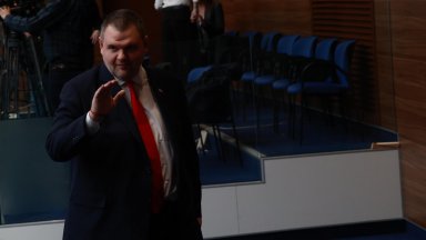 НС задължи кабинета да внесе за ратификация членството в Съвета за мир, Пеевски е доволен