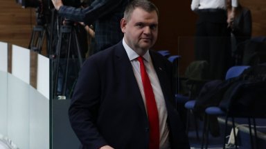 НС задължи кабинета да внесе за ратификация членството в Съвета за мир, Пеевски е доволен