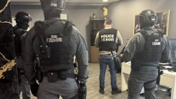 ГДБОП арестува 18 мъже за изнудване, заплахи, бой и отвличания за пари и имоти (видео/снимки)