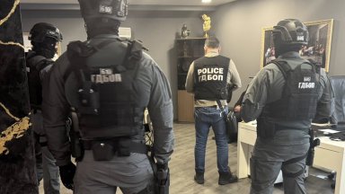 ГДБОП арестува 18 мъже за изнудване, заплахи, бой и отвличания за пари и имоти (видео/снимки)