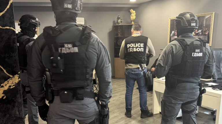 ГДБОП арестува 18 мъже за изнудване, заплахи, бой и отвличания за пари и имоти (видео/снимки)