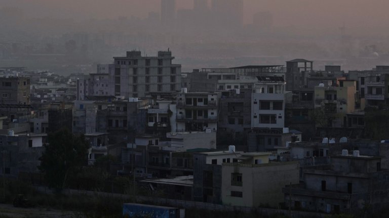 Дронове удариха столицата на Пакистан след въздушни удари в Афганистан