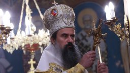 Патриарх Даниил възглави богослужения в памет на патриарсите Кирил и Неофит (снимки)