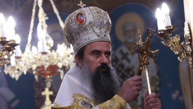 Патриарх Даниил възглави богослужения в памет на патриарсите Кирил и Неофит (снимки)