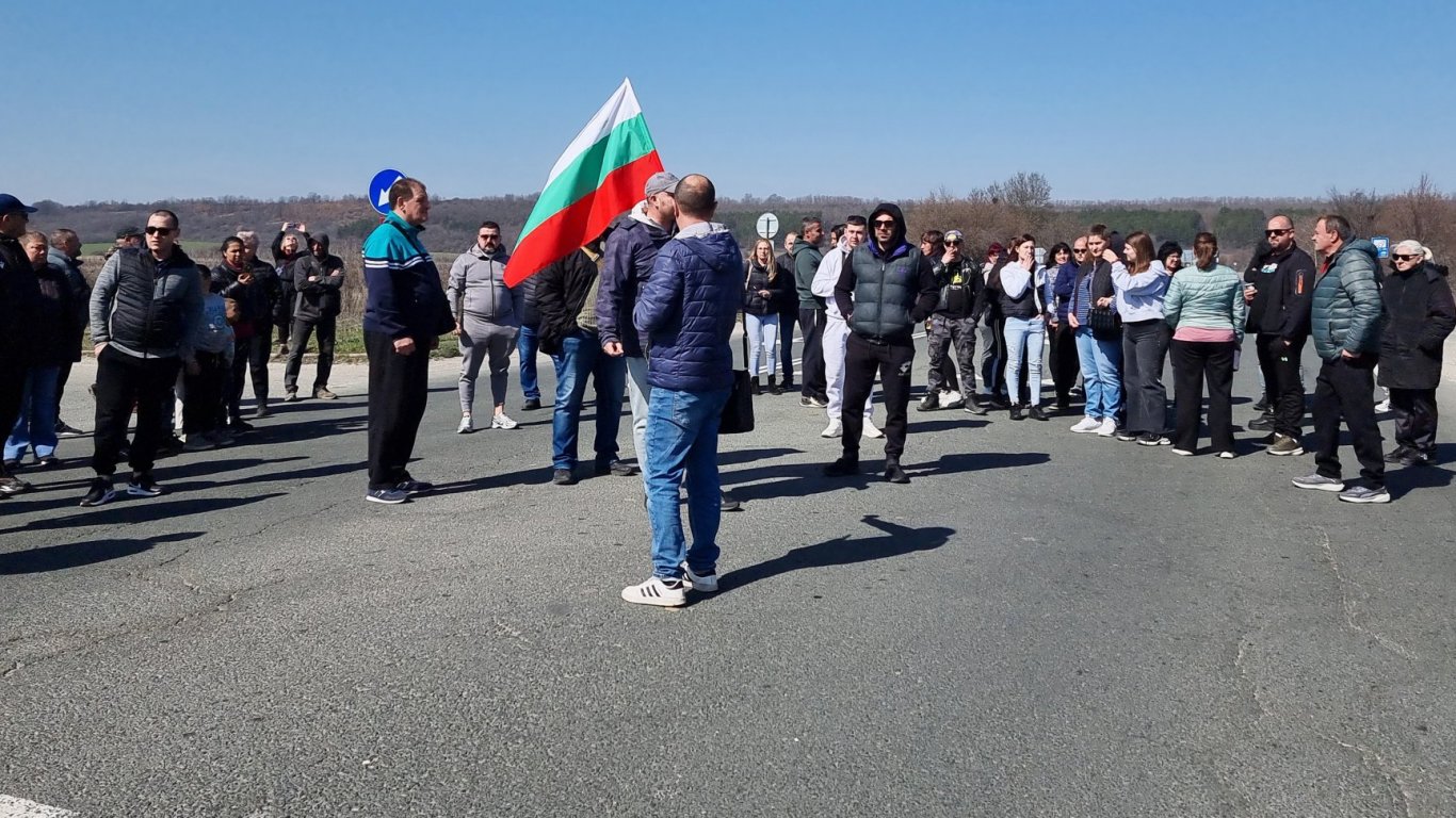Протест срещу лошото състояние на пътя блокира Е79 между Монтана и Враца (снимки)