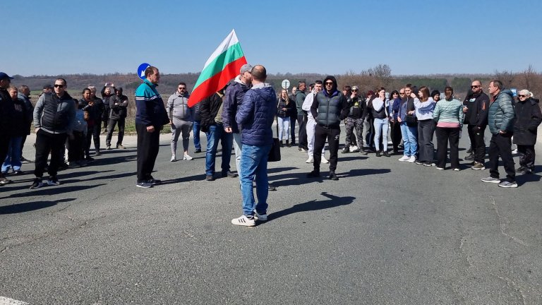 Протест срещу лошото състояние на пътя блокира движението по Е79 между Монтана и Враца