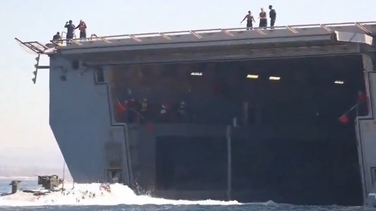 На Харг непрекъснато се товарели танкери, САЩ пращат морски пехотинци в Ормузкия проток