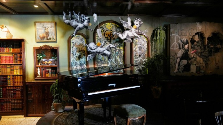 Банкси подкрепя множество благотворителни каузи вече повече от четвърт век