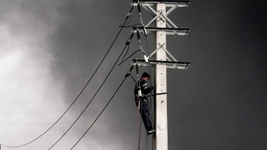 Токсичен черен дъжд преваля над Техеран