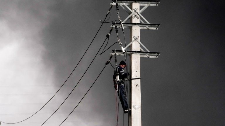 Токсичен черен дъжд преваля над Техеран